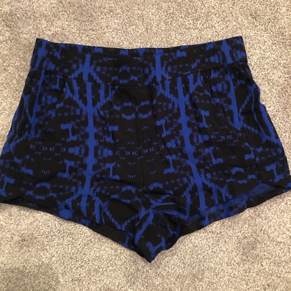 Express Shorts - Picture 2 of 4